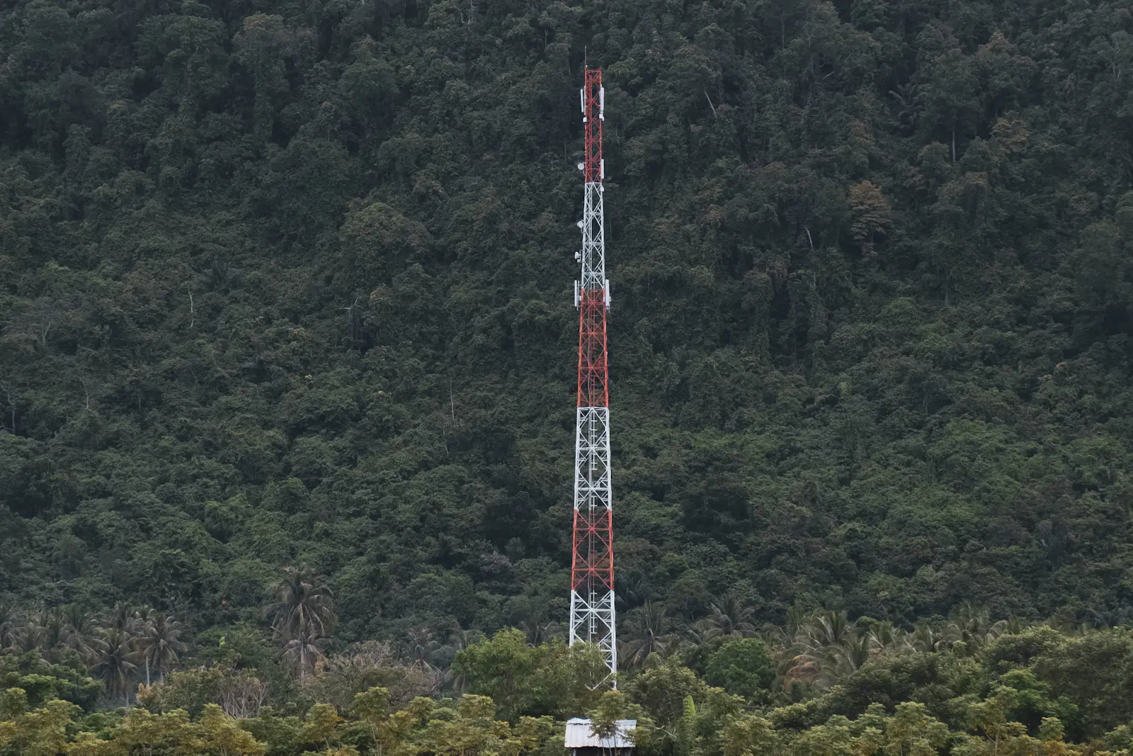 Torre de telecomunicaciones al pie de un cerro