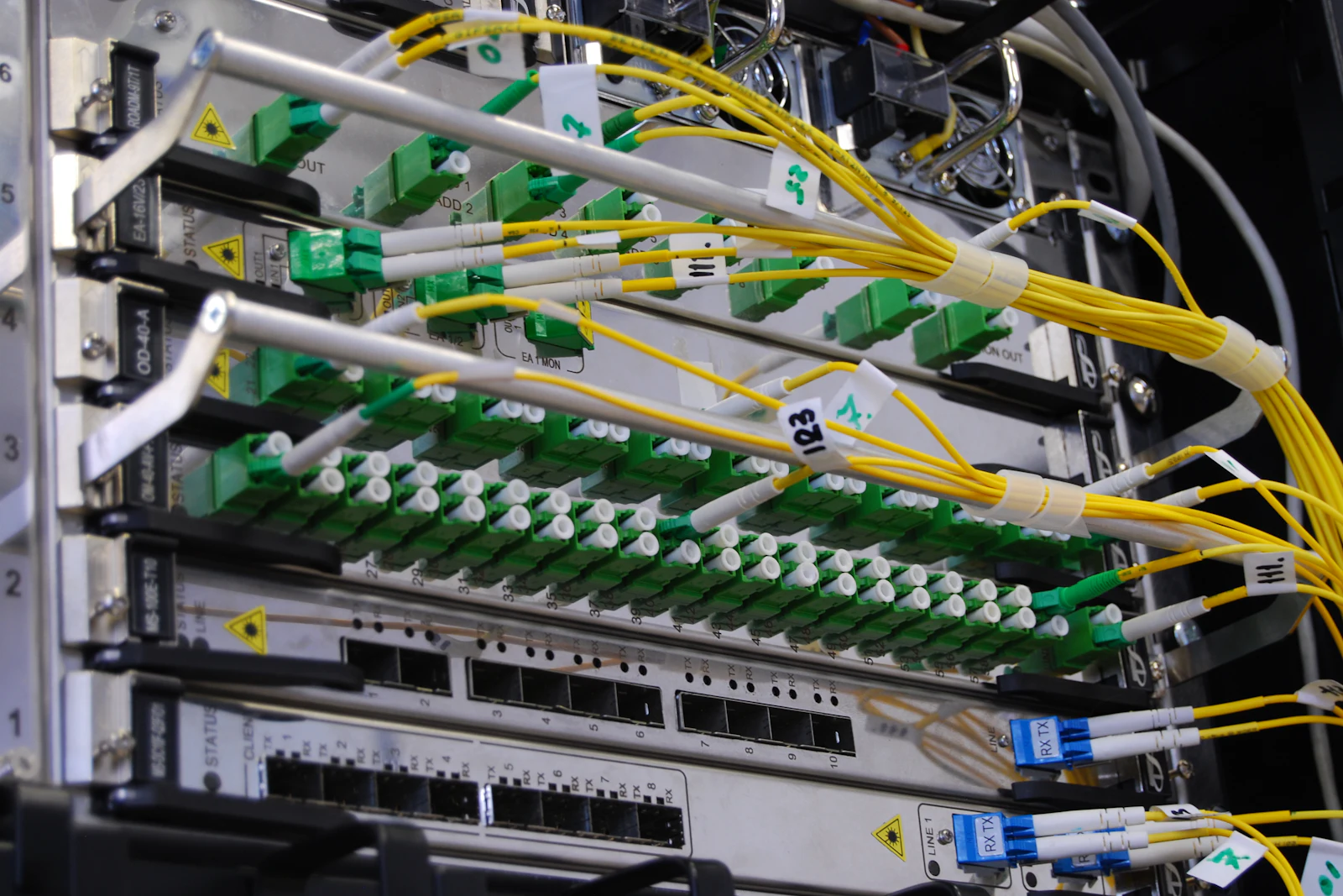 Equipo óptico en rack con latiguillos de fibra conectados