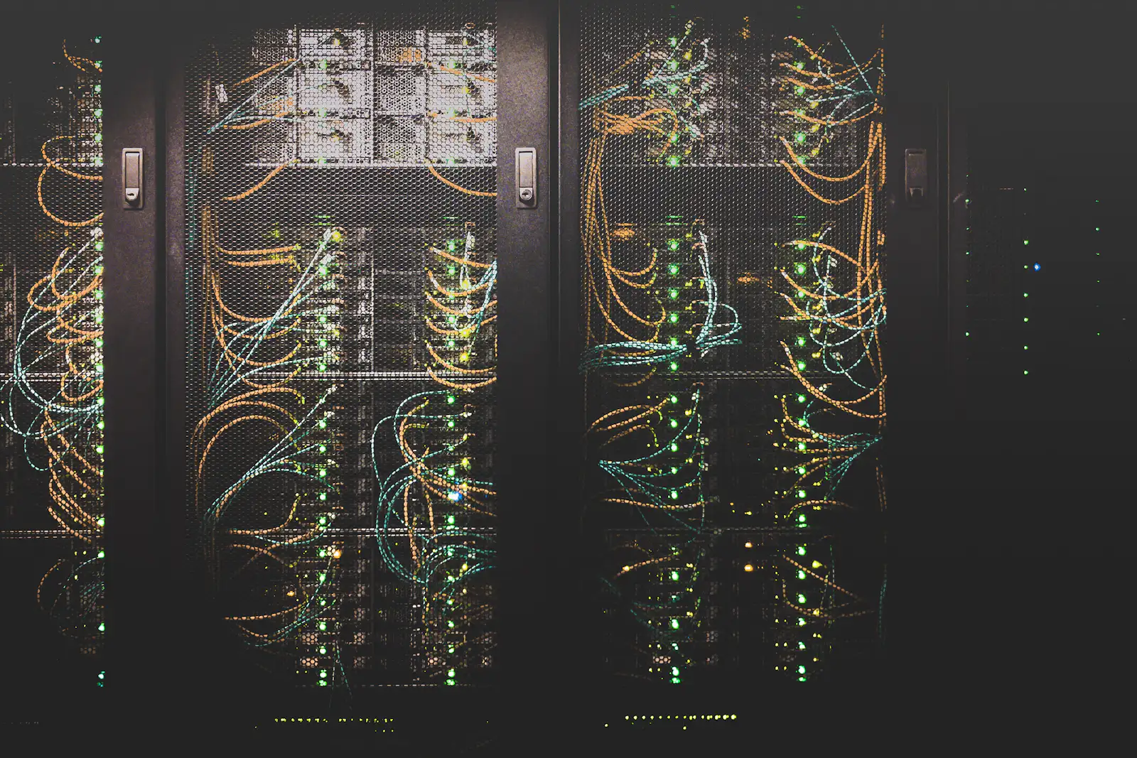 Gabinetes de servidores con cableado de red